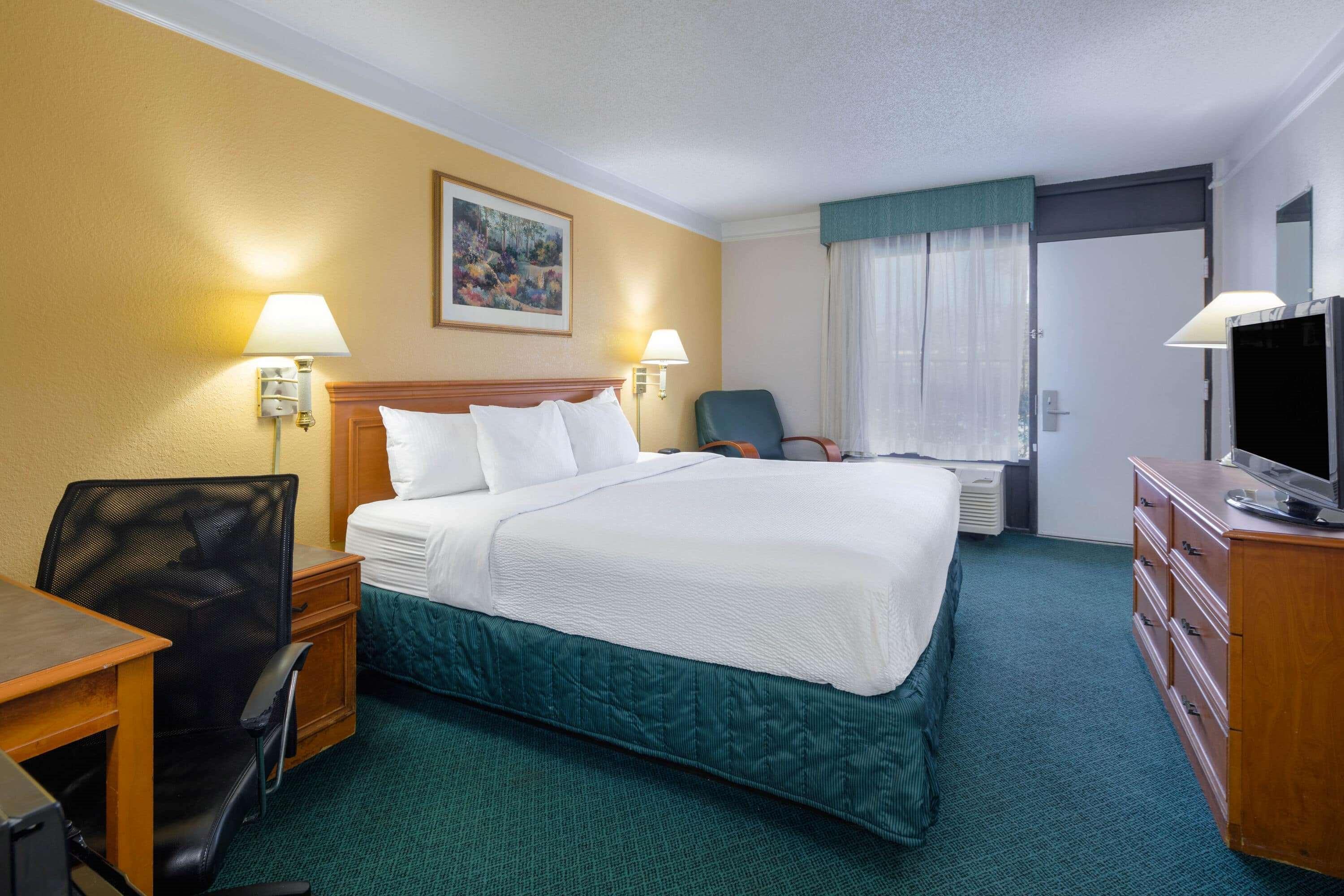 Super 8 By Wyndham Savannah Exterior foto