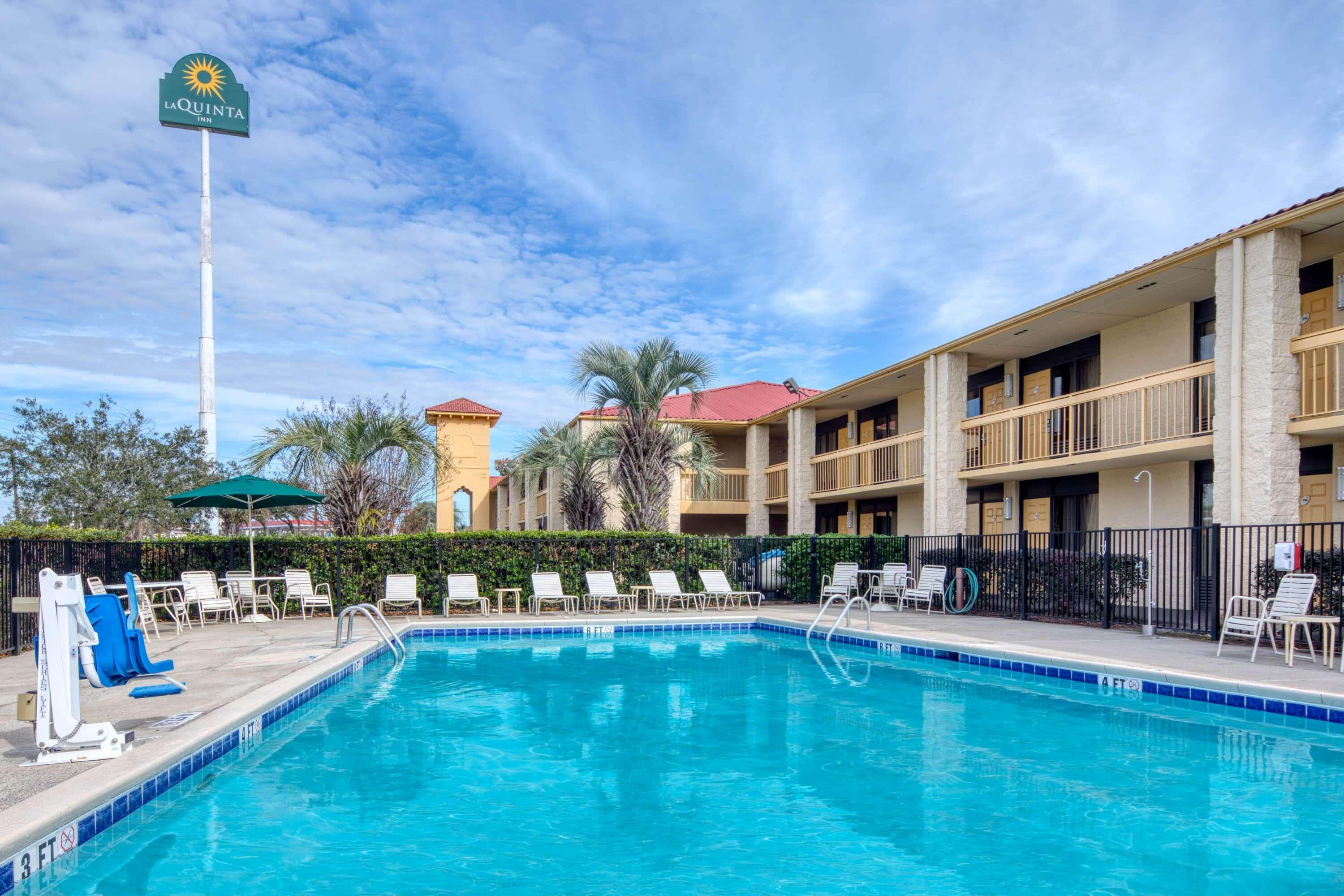 Super 8 By Wyndham Savannah Exterior foto